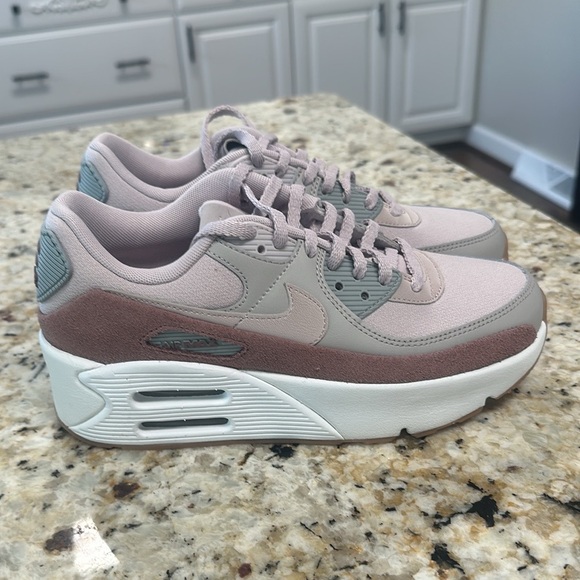 Nike Air Max 90 LV8 Sneaker - Picture 2 of 6